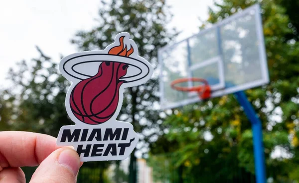 15 Eylül 2021, Miami, ABD, Miami Heat basketbol kulübünün amblemini elinde tutan bir adam..
