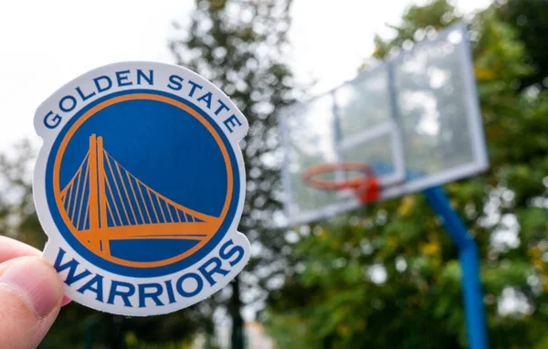 15 Eylül 2021, San Francisco, ABD, Spor sahasında Golden State Warriors 'un amblemini taşıyan bir adam.