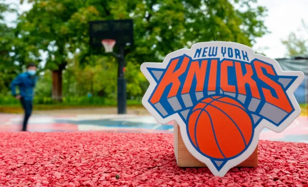 15 Eylül 2021, New York, ABD spor sahasındaki New York Knicks basketbol kulübünün amblemi..