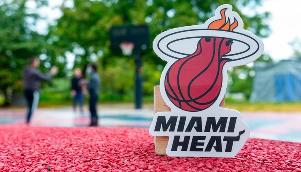 15 Eylül 2021, Miami, ABD basketbol kulübü Miami Heat 'in spor sahasındaki amblemi..