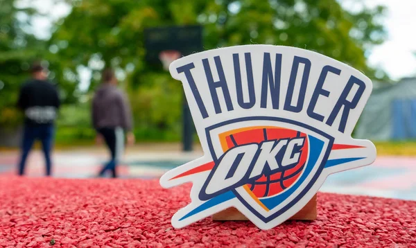 15 Eylül 2021, Oklahoma City, ABD basketbol kulübü Oklahoma City Thunder 'ın spor sahasındaki amblemi..