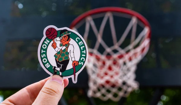 Septiembre 2021 Boston Usa Hombre Sostiene Logotipo Del Club Baloncesto Fotos De Stock Sin Royalties Gratis