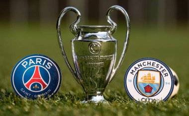 27 Ağustos 2021 Paris, Fransa. Paris Saint-Germain FC futbol kulüplerinin amblemleri. ve Manchester City F.C. ve UEFA Şampiyonlar Ligi Kupası Stadyumun yeşil sahasında.