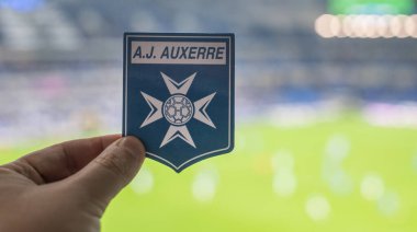 12 Eylül 2021, Auxerre, Fransa. Futbol kulübü AJ Auxerre 'in amblemi modern stadyumun arka planına karşıdır..