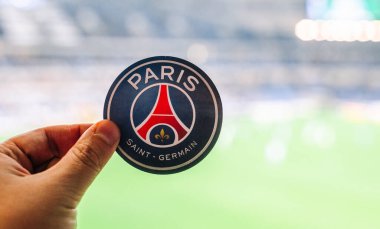 30 Ağustos 2021, Paris, Fransa. Futbol kulübü Paris Saint-Germain F.C. 'nin amblemi. Modern bir stadyumun arka planında..
