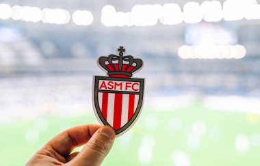 12 Eylül 2021, Monako. Modern stadyumun önündeki AS Monaco FC futbol kulübünün amblemi..