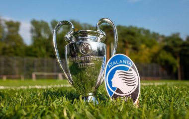 30 Ağustos 2021, Bergamo, İtalya. Futbol kulübü Atalanta B.C. 'nin amblemi. ve UEFA Şampiyonlar Ligi Kupası Stadyumun yeşil sahasında.