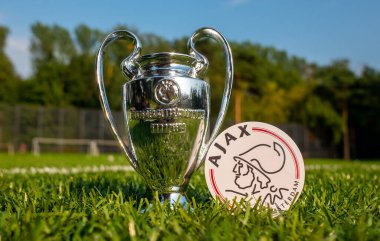 30 Ağustos 2021, Amsterdam, Hollanda. AFC Ajax futbol kulübü ve stadyumun yeşil sahasında oynanan UEFA Şampiyonlar Ligi Kupası amblemi..