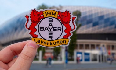 12 Eylül 2021, Leverkusen, Almanya Futbol kulübü Bayer 04 Leverkusen 'in amblemi modern stadyumun önünde..