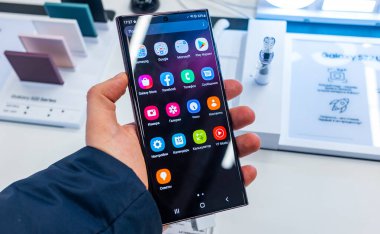 15 Şubat 2022, Moskova, Rusya. Yeni Samsung Galaxy S22 Ultra cep telefonu bir mağaza penceresinde.