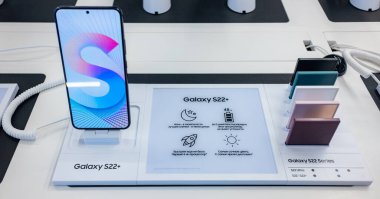 15 Şubat 2022, Moskova, Rusya. Bir mağaza penceresinde yeni Samsung Galaxy S22 + cep telefonu.