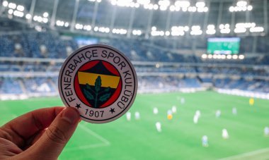 12 Eylül 2021, İstanbul, Türkiye. Futbol kulübü Fenerbahçe 'nin amblemi modern stadyumun arka planına karşıdır..