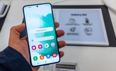 15 Şubat 2022, Moskova, Rusya. Bir mağaza penceresinde yeni Samsung Galaxy S22 cep telefonu.