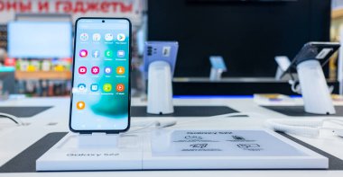 15 Şubat 2022, Moskova, Rusya. Bir mağaza penceresinde yeni Samsung Galaxy S22 cep telefonu.