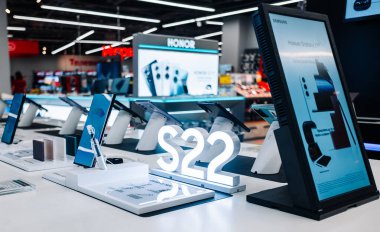 15 Şubat 2022, Moskova, Rusya. Yeni Samsung Galaxy S22 Ultra cep telefonu bir mağaza penceresinde.