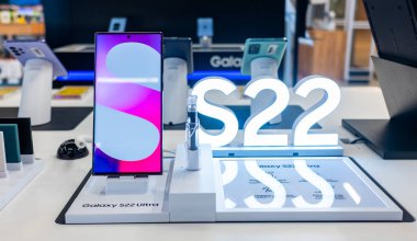 15 Şubat 2022, Moskova, Rusya. Yeni Samsung Galaxy S22 Ultra cep telefonu bir mağaza penceresinde.