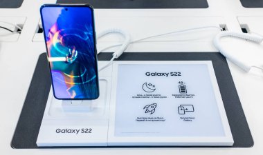 15 Şubat 2022, Moskova, Rusya. Bir mağaza penceresinde yeni Samsung Galaxy S22 cep telefonu.