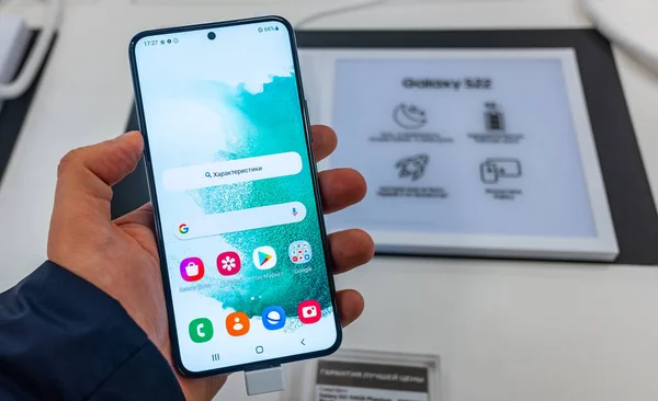 15 Şubat 2022, Moskova, Rusya. Bir mağaza penceresinde yeni Samsung Galaxy S22 cep telefonu.