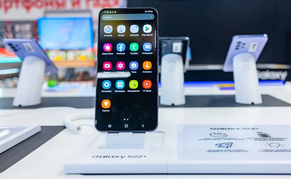 15 Şubat 2022, Moskova, Rusya. Bir mağaza penceresinde yeni Samsung Galaxy S22 + cep telefonu.