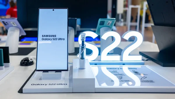 15 Şubat 2022, Moskova, Rusya. Yeni Samsung Galaxy S22 Ultra cep telefonu bir mağaza penceresinde.