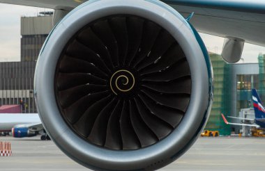 Uluslararası bir havaalanında, modern bir jet yolcu uçağının türbin motoru..