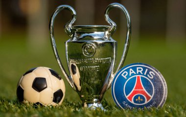 27 Ağustos 2021, Paris, Fransa. Futbol kulübü Paris Saint-Germain F.C. 'nin amblemi. Ve yeşil bir alanda UEFA Şampiyonlar Ligi Kupası..