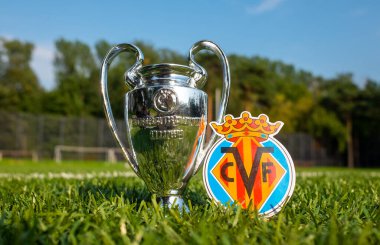 30 Ağustos 2021, Villarreal, İspanya. Villarreal CF amblemi ve stadyumun yeşil sahasında oynanan UEFA Şampiyonlar Ligi Kupası.