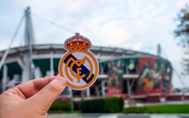 30 Ağustos 2021, Madrid, İspanya. Futbol Real Madrid CF 'nin amblemi modern bir stadyumun arka planına karşı..