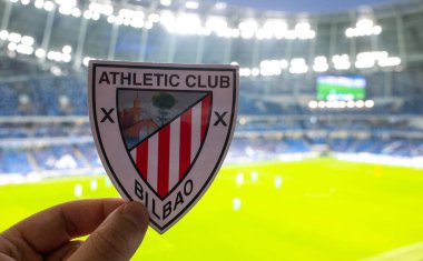 13 Eylül 2021 Bilbao, İspanya. Futbol kulübü Athletic Bilbao 'nun amblemi modern stadyumun arka planına karşıdır..