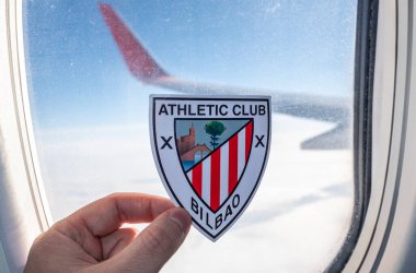 6 Aralık 2021. Bilbao, İspanya. Bir uçak penceresinin arkasındaki Athletic Bilbao futbol kulübünün amblemi..