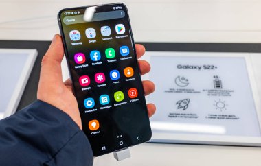 15 Şubat 2022, Moskova, Rusya. Bir mağaza penceresinde yeni Samsung Galaxy S22 + cep telefonu.