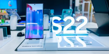 15 Şubat 2022, Moskova, Rusya. Yeni Samsung Galaxy S22 Ultra cep telefonu bir mağaza penceresinde.
