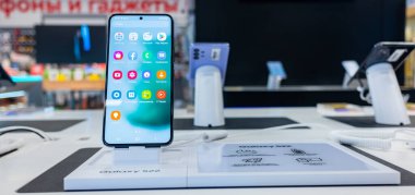 15 Şubat 2022, Moskova, Rusya. Bir mağaza penceresinde yeni Samsung Galaxy S22 cep telefonu.