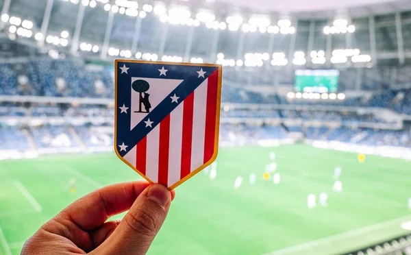 12 Eylül 2021, Madrid, İspanya. Futbol kulübü Atletico Madrid 'in amblemi modern bir stadyumun arka planına karşıdır..