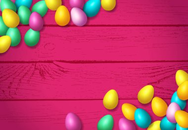 Ahşap zemin üzerine yayılmış parlak renkli yumurtalarla Paskalya çerçevesi