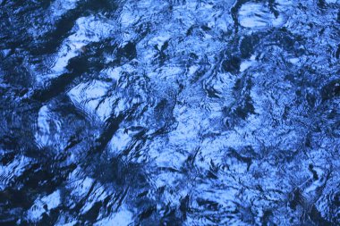 Ay ışığındaki su dokusu