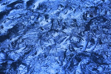 Ay ışığındaki su dokusu