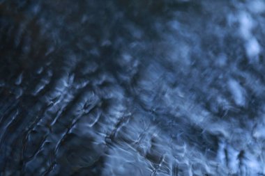 Ay ışığındaki su dokusu