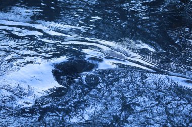 Ay ışığındaki su dokusu