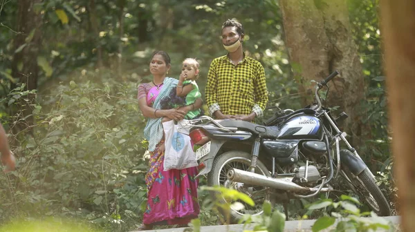 Niño Con Madre Padre Para Salida Hyderabad India Feb 2022 — Foto de Stock