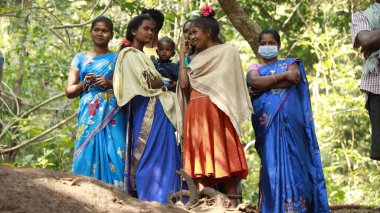 Hintli fakir Trible 1. Mart 2022 Hyderabad India 'yı izliyor.