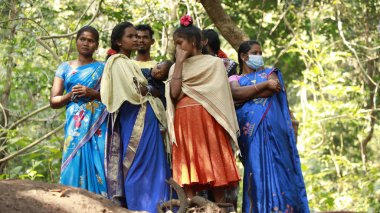 Hintli fakir Trible 1. Mart 2022 Hyderabad India 'yı izliyor.