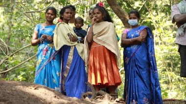 Hintli fakir Trible 1. Mart 2022 Hyderabad India 'yı izliyor.