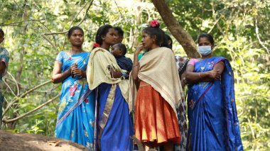 Hintli fakir Trible 1. Mart 2022 Hyderabad India 'yı izliyor.