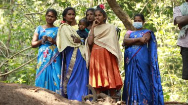 Hintli fakir Trible 1. Mart 2022 Hyderabad India 'yı izliyor.