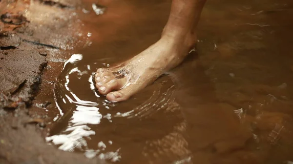 Male Legs Cleaning Water — Stock Photo, Image