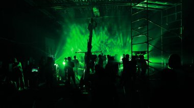 Gece film ekibi silueti