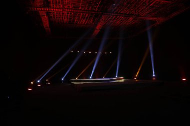 Sahnede Lazer Işıkları
