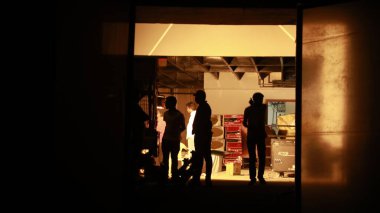 Otoparktaki İnsan Siluetleri