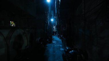 Yoldaki insanların siluetleri